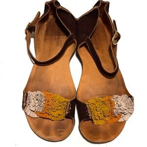 CafeNoir Minimalist Leather Flower Sandals